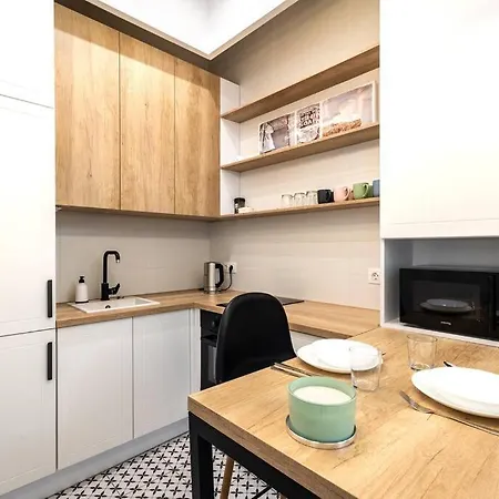 Modern 3 Bedrooms Apartment *