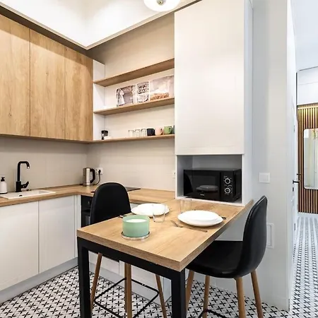Modern 3 Bedrooms Apartment *